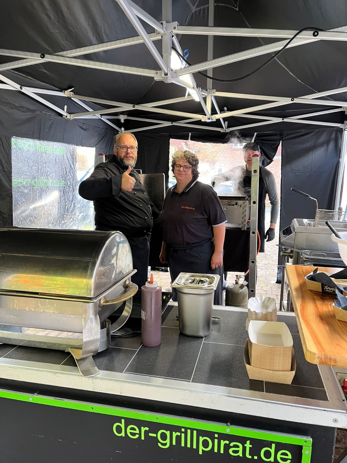 Das Team von der-Grillpirat.de am Verkaufsstand